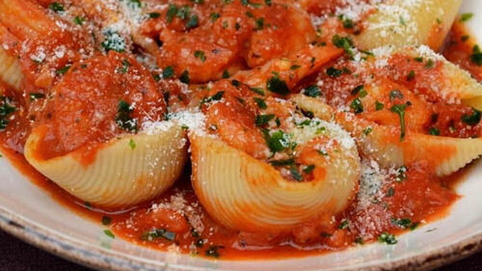 Conchiglioni farcis à la sauce tomate et aux scampi
