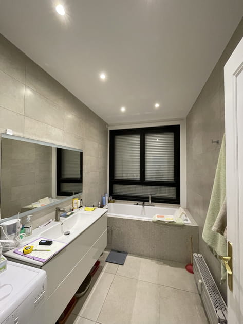 Avant&nbsp;: une salle de bains aust&egrave;re &agrave; repenser