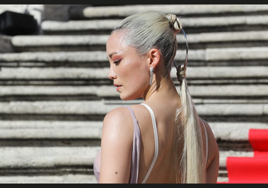 Flop&nbsp;: la queue-de-cheval en deux parties de Pom Klementieff