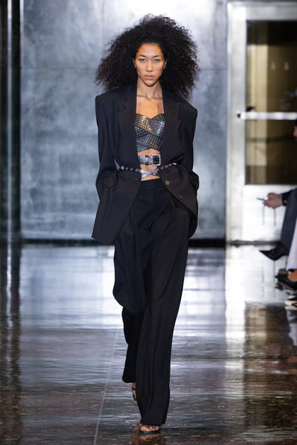 Top en cuir et costume noir aper&ccedil;us&nbsp;sur le d&eacute;fil&eacute; Monse