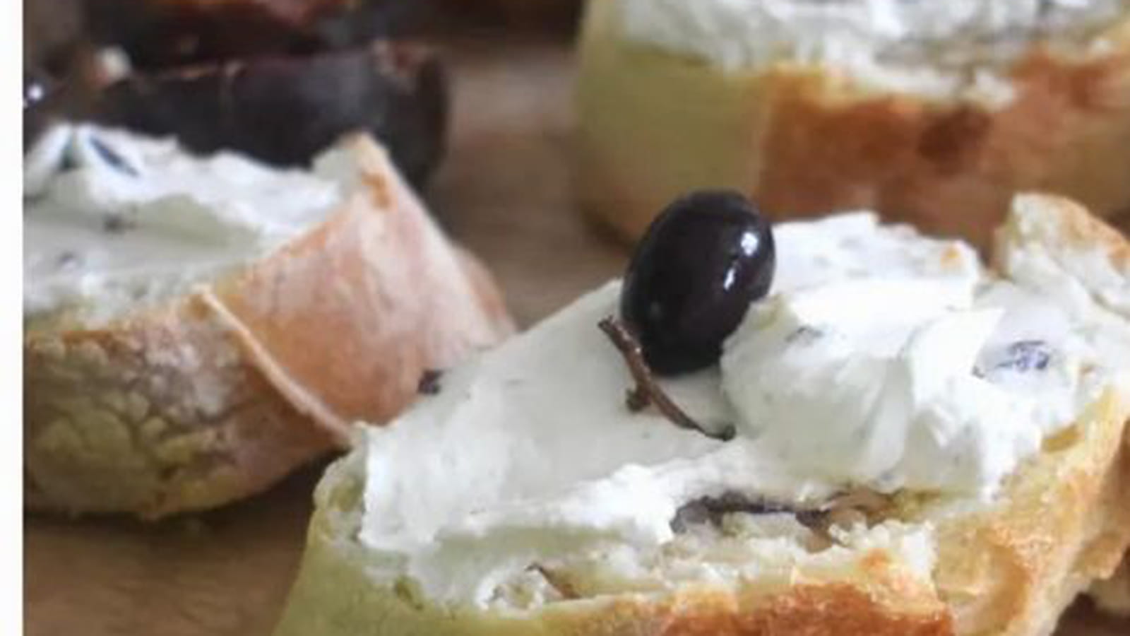 Toasts chèvre olives noires