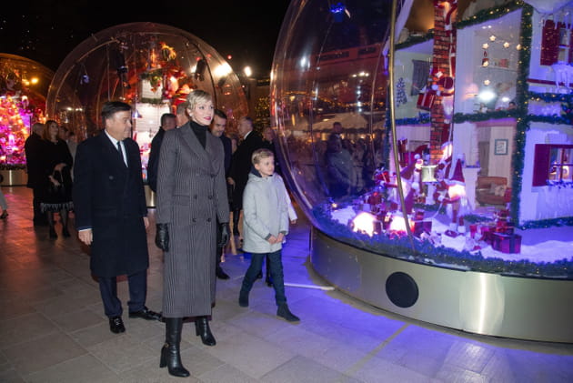 La famille princi&egrave;re de Monaco admire les d&eacute;corations de No&euml;l