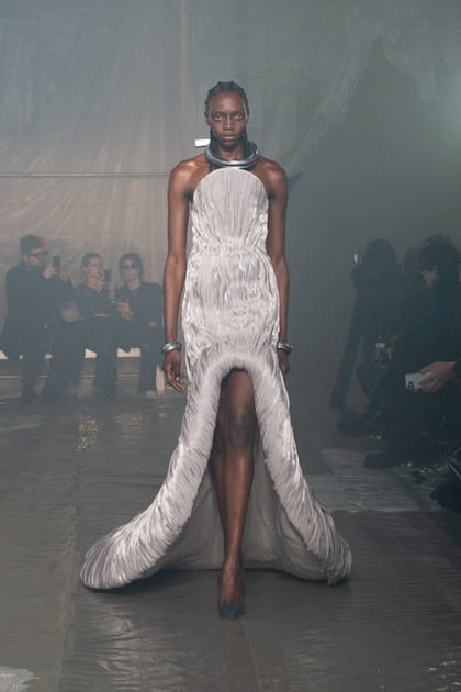 Robe bustier asym&eacute;trique grise aper&ccedil;ue sur le d&eacute;fil&eacute; Han Kj&oslash;benhavn