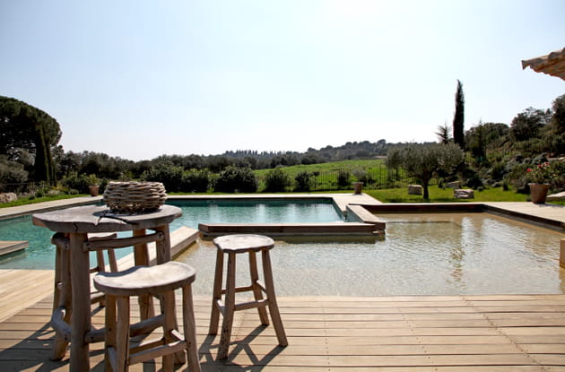 Une table de bar en bois