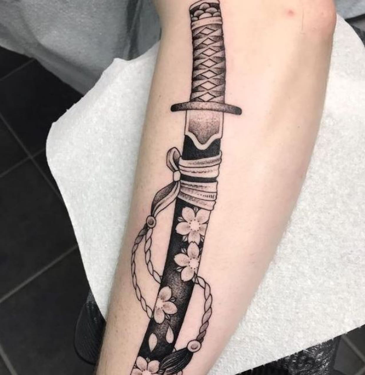 Tatouage Katana Fleur De Cerisier Sabre japonais sur l'avant-bras