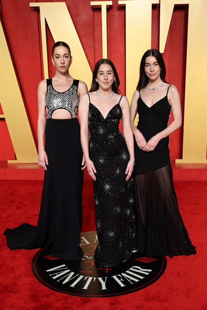 Este, Alana et Danielle Haim en robes noires à fines bretelles Louis Vuitton et bijoux haute joaillerie et joaillerie Louis Vuitton