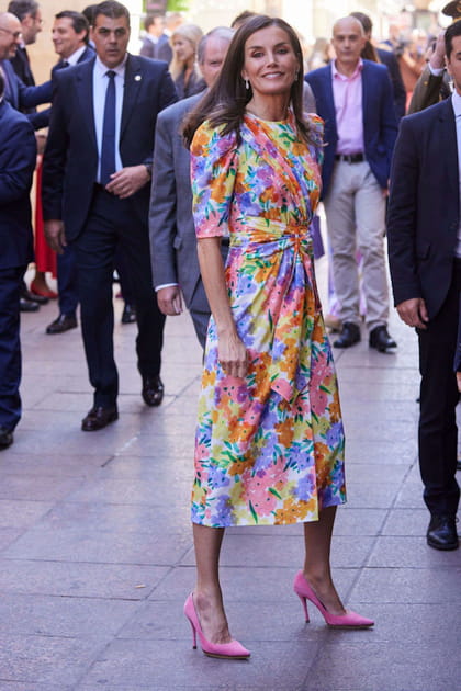 Letizia d'Espagne en robe midi fleurie Cayro Woman et escarpins roses