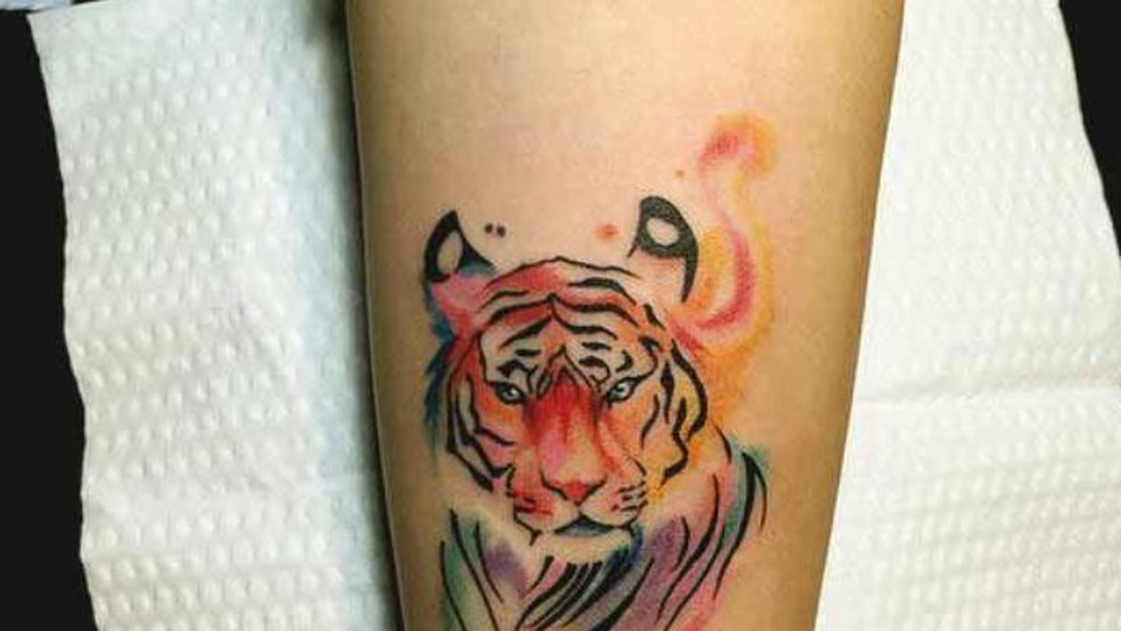 Tigre coloré sur l'avant-bras