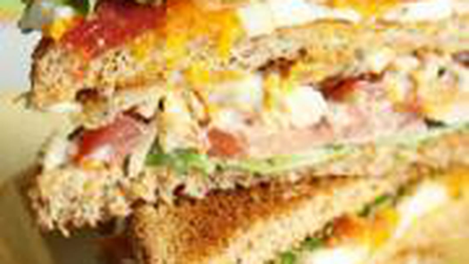 Club sandwich poulet rôti, bacon, oeuf, tomates