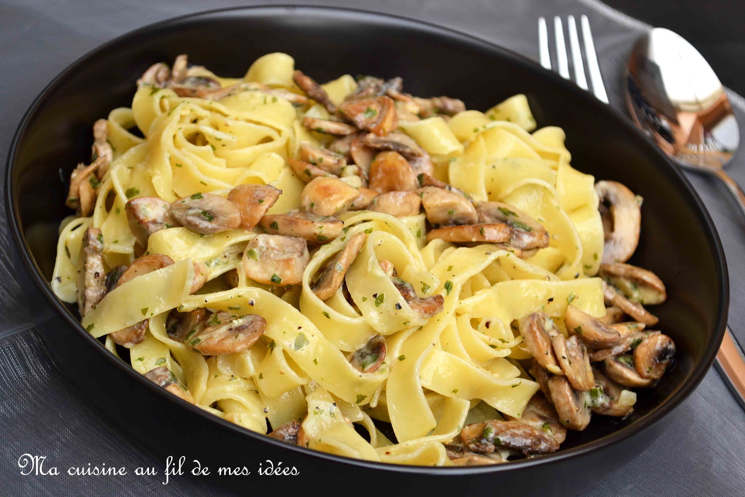 Pâtes fettuccine aux champignons poêlés à l'ail et persil - LeBonPlat