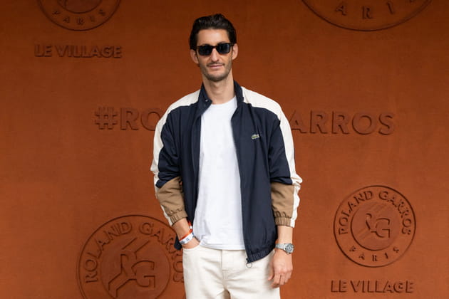 Pierre Niney en solo et styl&eacute; &agrave; Roland-Garros