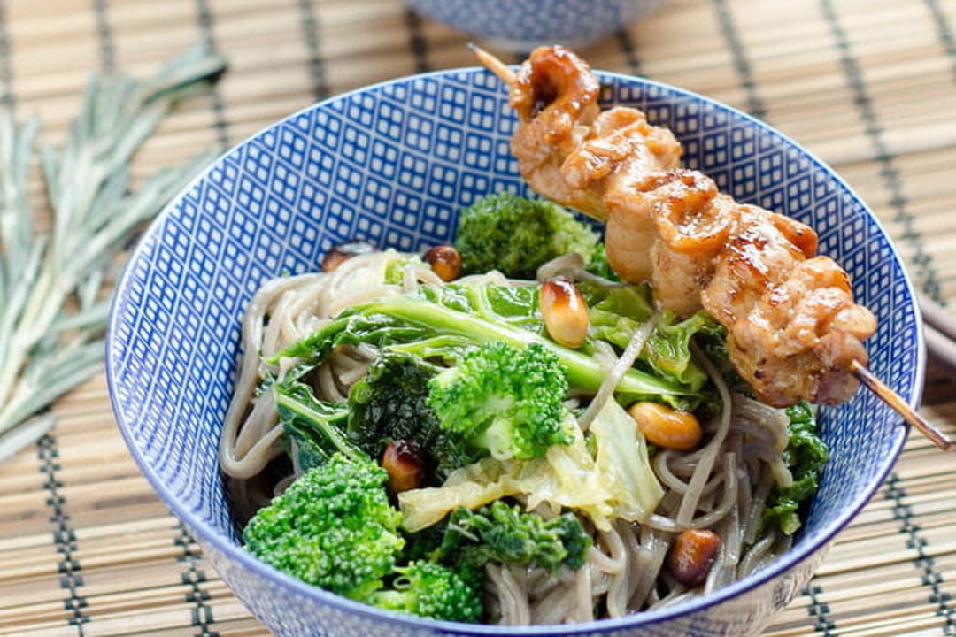 Nouilles soba sautées au chou et brocoli, yakitori de porc au romarin