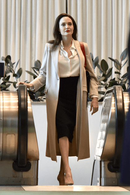 Angelina Jolie en trench beige