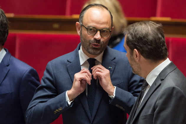 Edouard Philippe serre le nœud