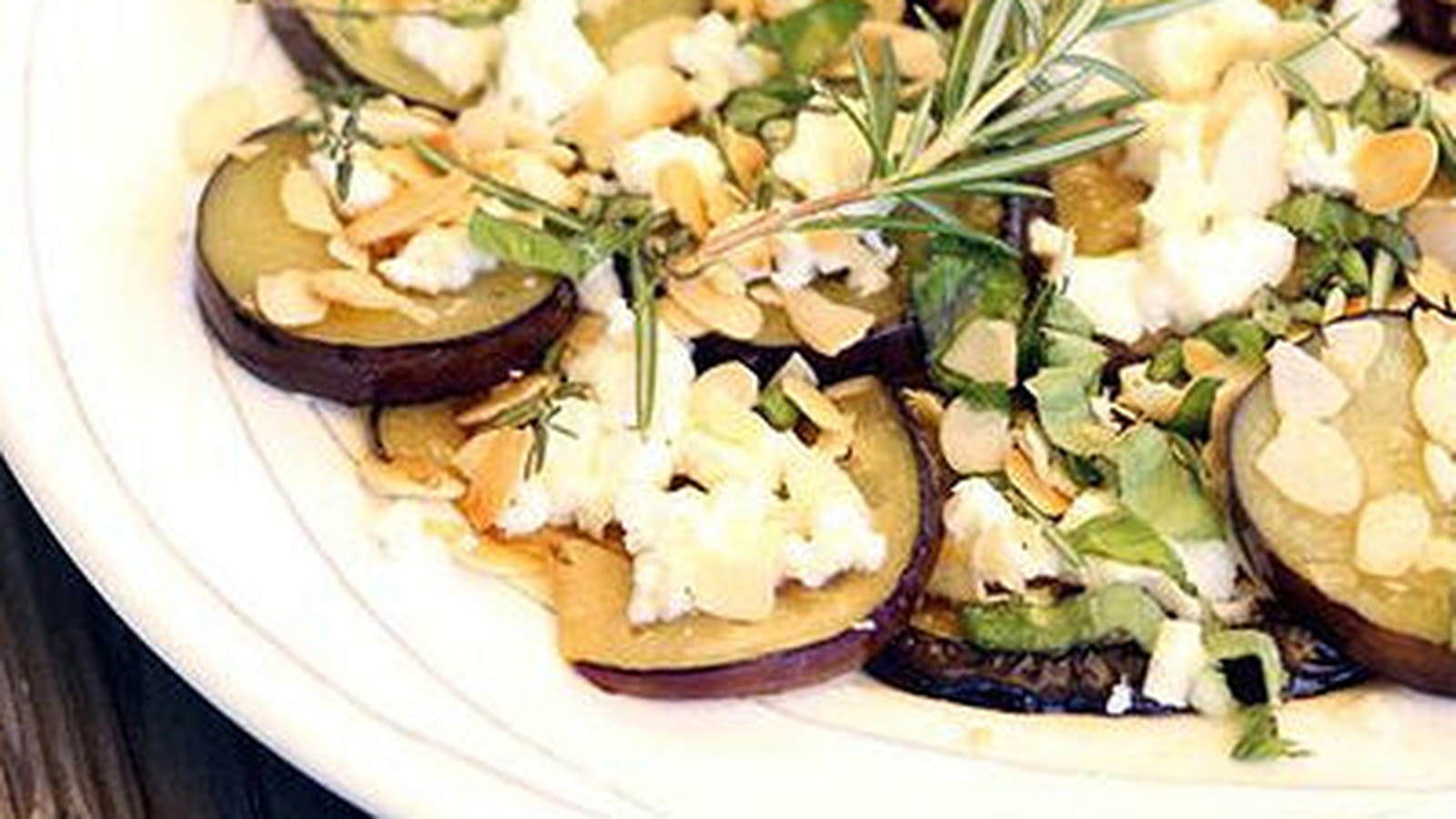 Aubergines snackées, feta, miel et amandes