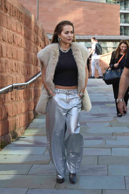 Rita Ora en pantalon métallique argenté