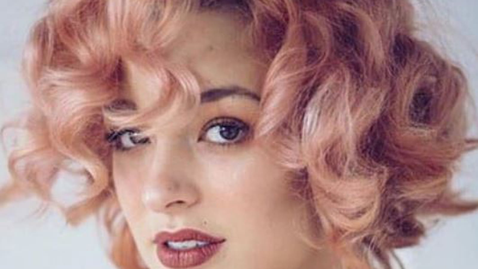 Carré court bouclé rose gold
