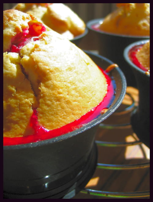 Muffins aux amandes au coeur de prune rouge