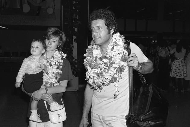 Christine et Joe Dassin arrivent à Tahiti avec leur fils Jonathan, en 1979