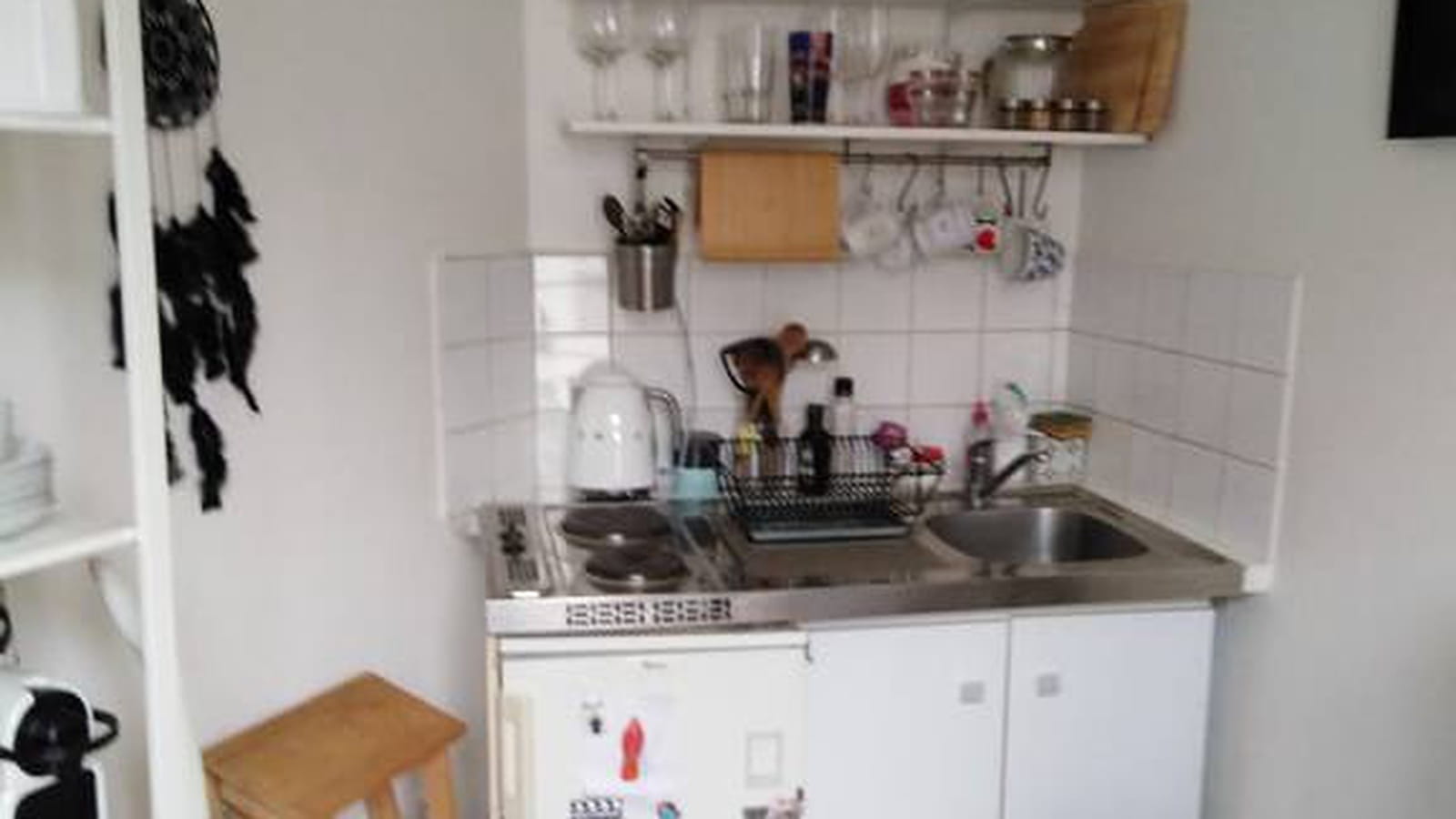 Mini cuisine encombrée 