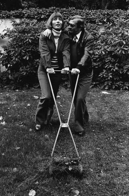 St&eacute;phane Audran et Claude Chabrol dans leur jardin, 1973