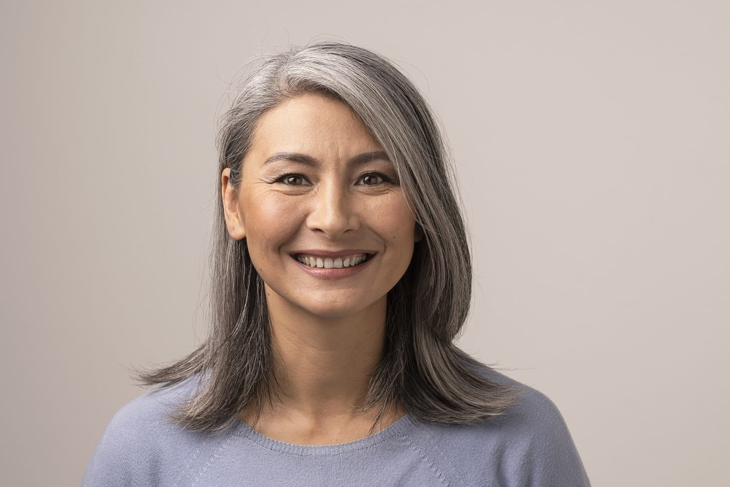 Grey Blending : le balayage tendance pour assumer ses cheveux blancs