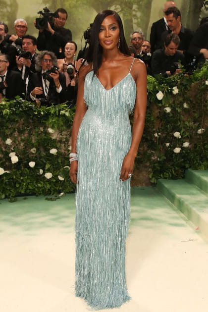 Naomi Campbell, en robe &agrave; franges sans chichi, montre qu'elle est toujours la plus belle