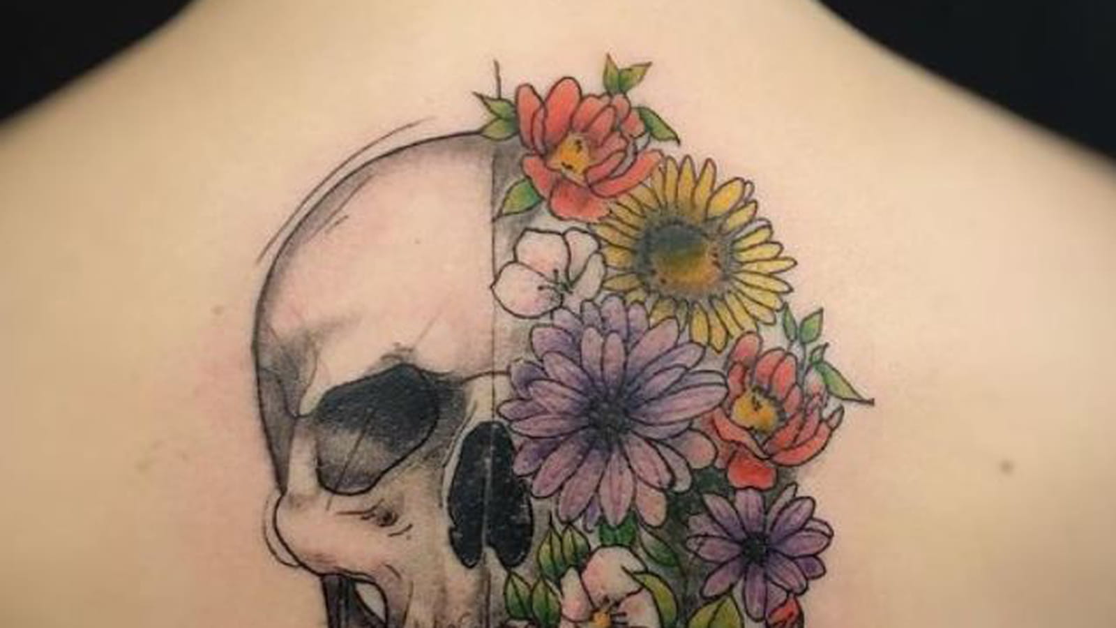 Crâne et fleurs colorées dans le dos