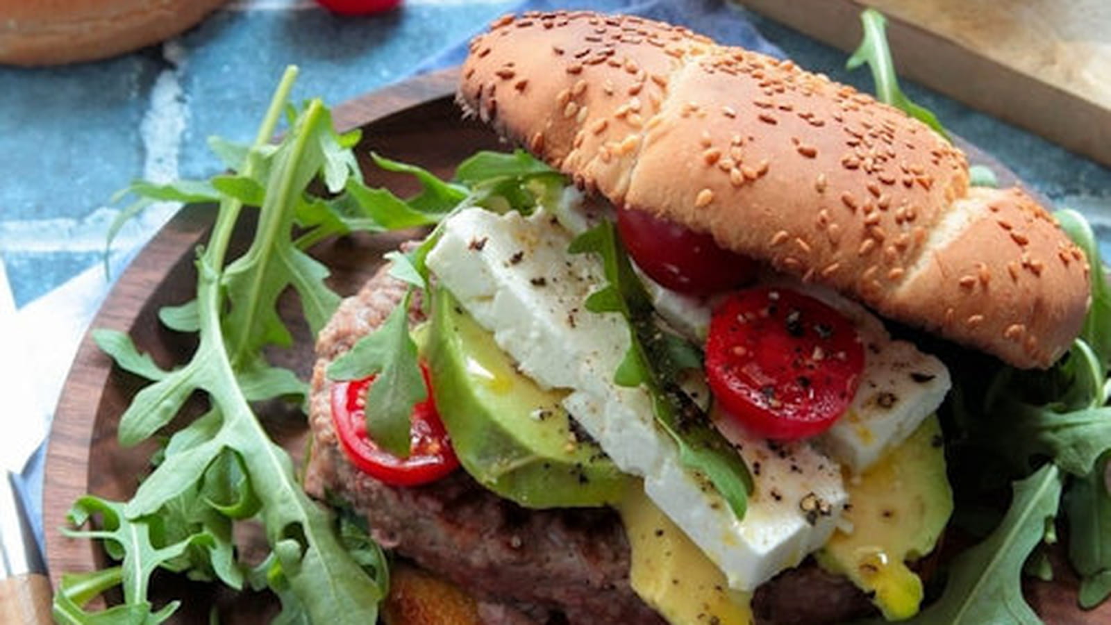 Burger garni de steak, avocat et feta