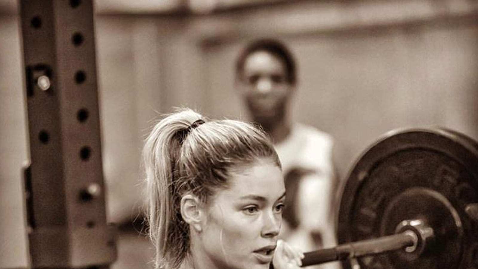 Doutzen Kroes et les haltères