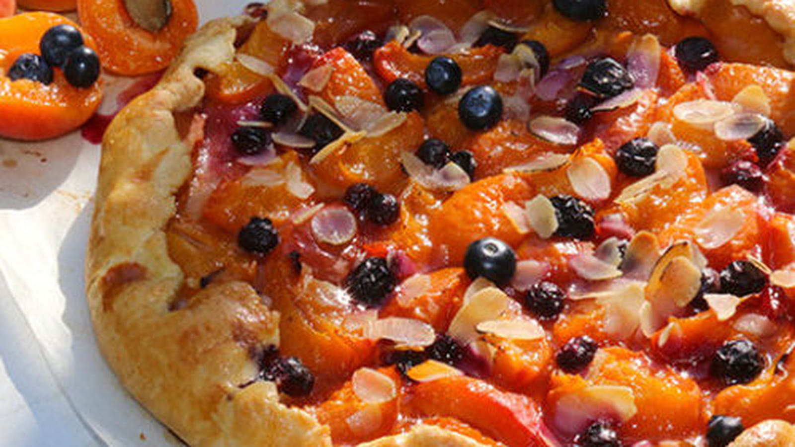 Tarte rustique abricots amandes et bleuets (myrtilles)