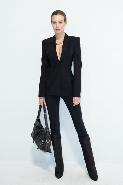 Josephine Skriver en blazer cintré à épaulettes et pantalon slim noir au défilé Givenchy