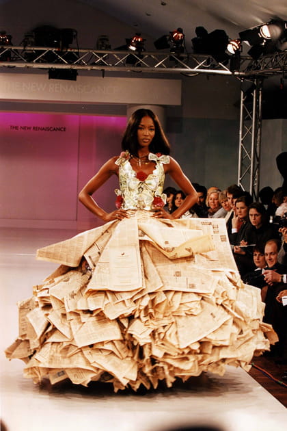 Naomi Campbell en robe faite de dollars et de papiers journaux