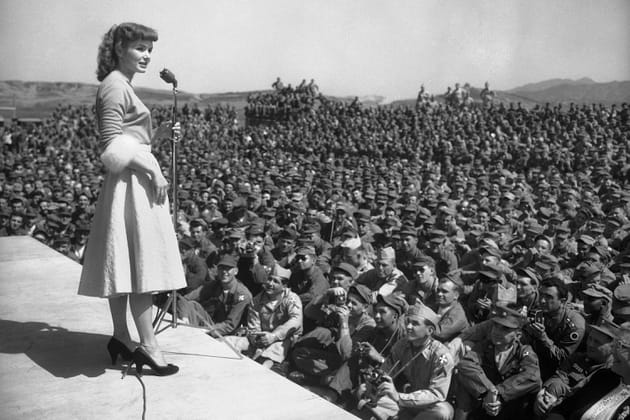Debbie Reynolds chante pour les troupes américaines à Séoul, en 1955