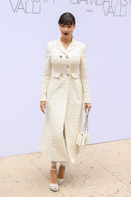 Nabilla Vergara en manteau crème au défilé Giambattista Valli printemps-été 2024