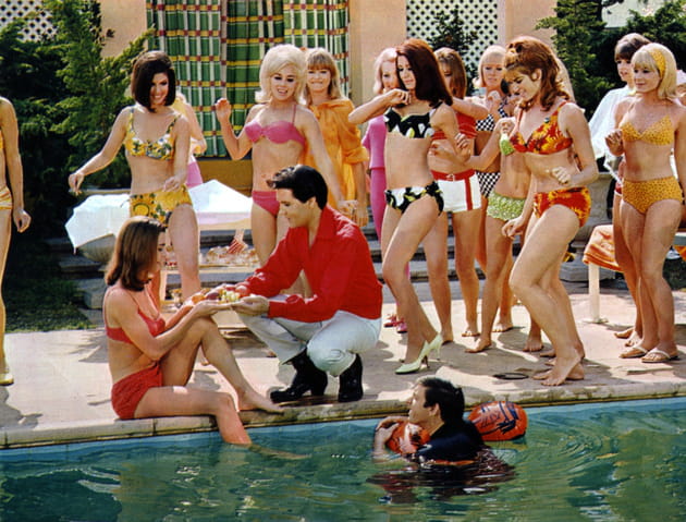 Agenouill&eacute; et bien entour&eacute; sur le tournage de "Spinout"