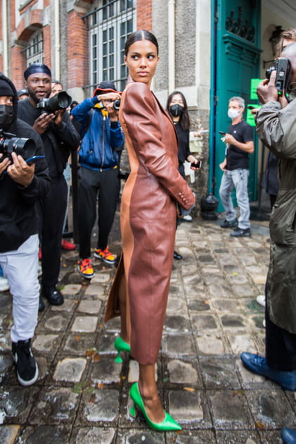 Tina Kunakey au défilé Off-White automne-hiver 2021-2022