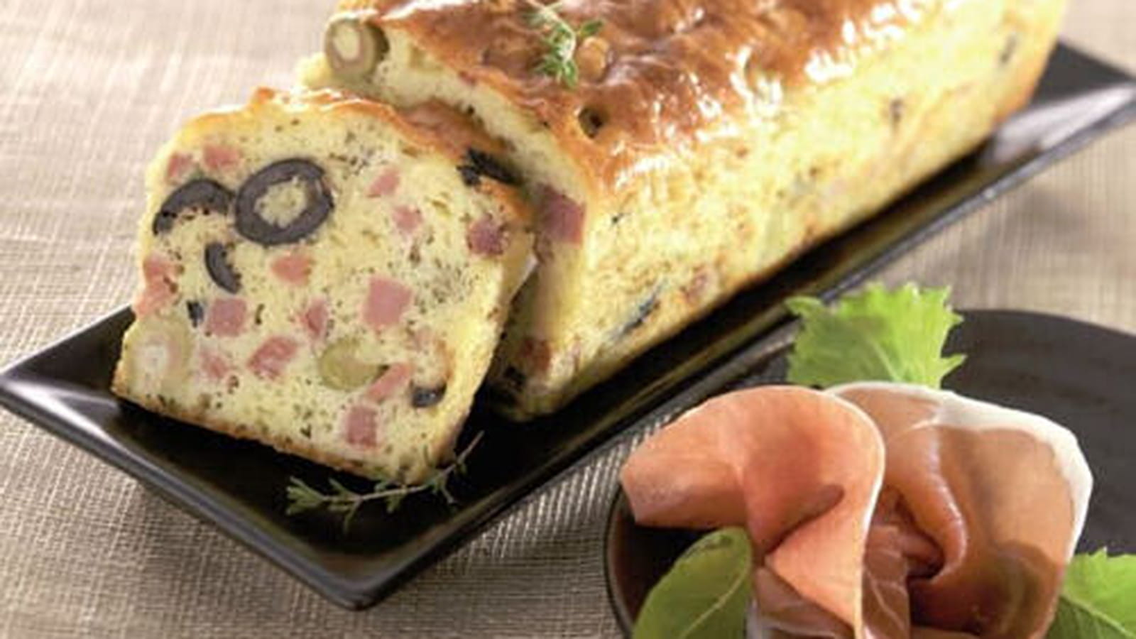 Cake au jambon de Bayonne et aux olives