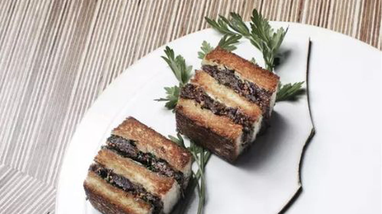Croc’ joue de bœuf, moutarde, cornichons et beurre d’herbes