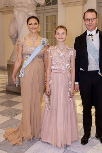 Victoria de Suède en robe longue beige avec détails à strass