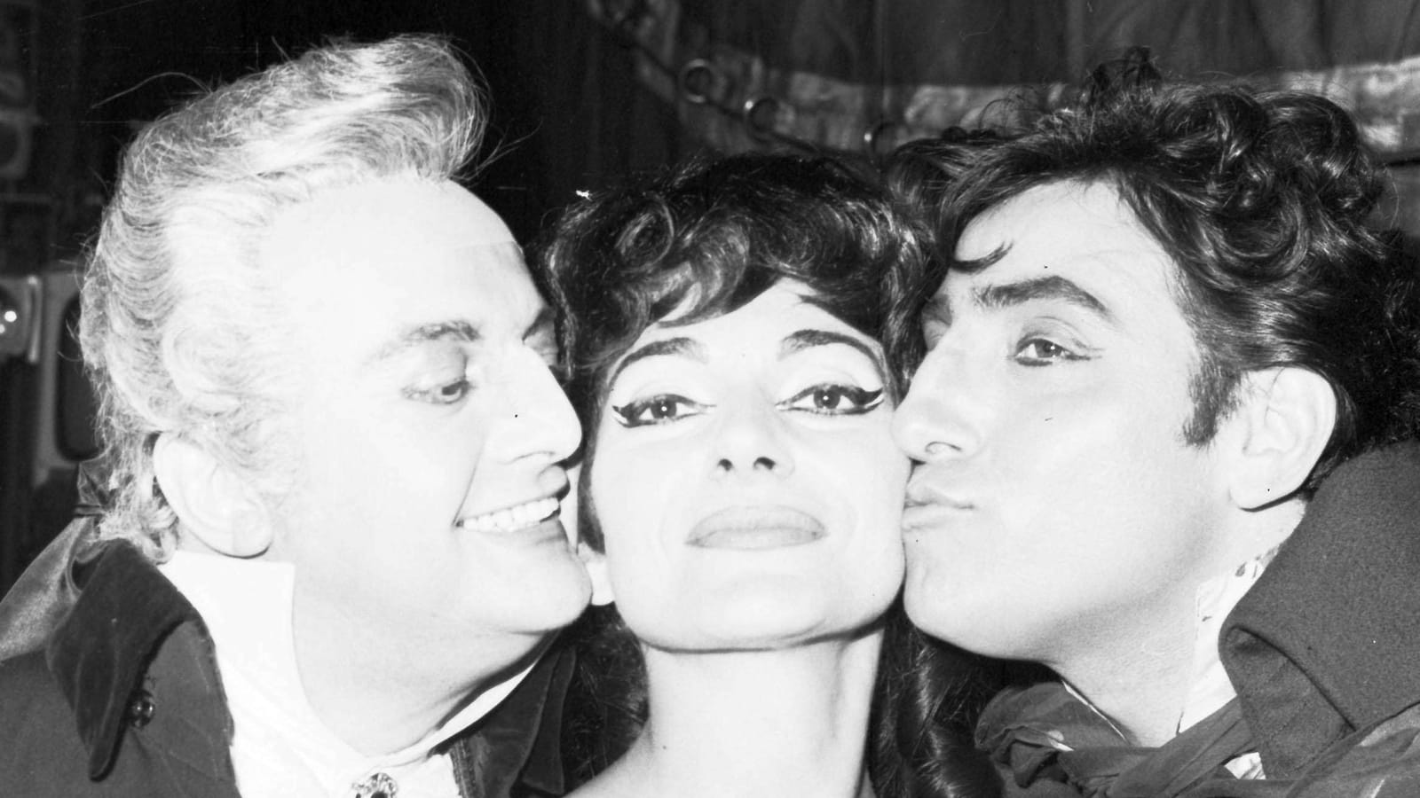 Entourée des stars de l'opéra Tito Gobbi et Renato Cioni