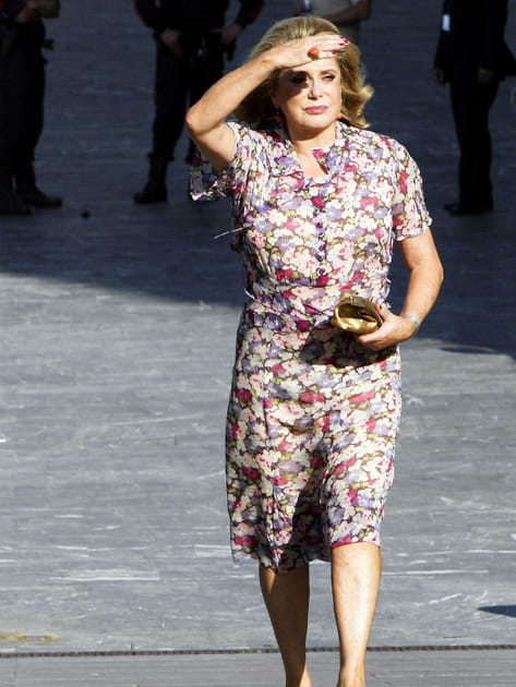 Catherine Deneuve en robe à fleurs