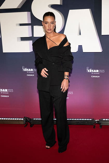 Adèle Exarchopoulos en costume déstructuré Jacquemus 