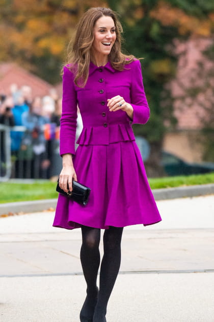 Kate Middleton en veste et jupe magenta Oscar de la Renta