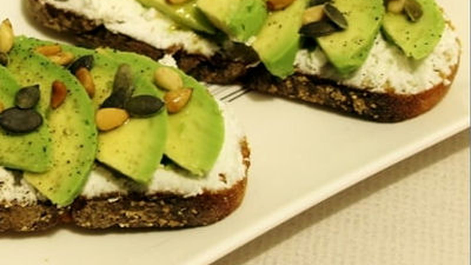 Avocado Toast : avocats, chèvre frais, et graines