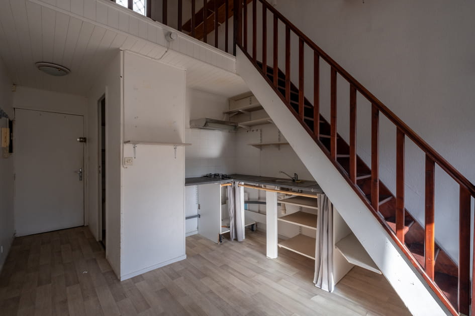 Avant&nbsp;: une entr&eacute;e d&eacute;su&egrave;te entre lambris et lino