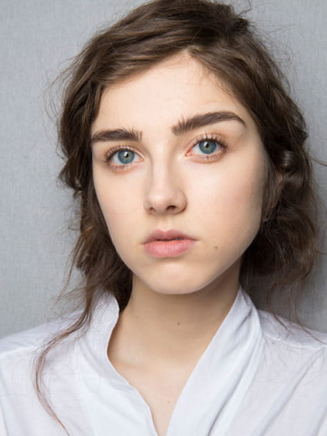 Les sourcils fournis et d&eacute;finis du d&eacute;fil&eacute; Dior