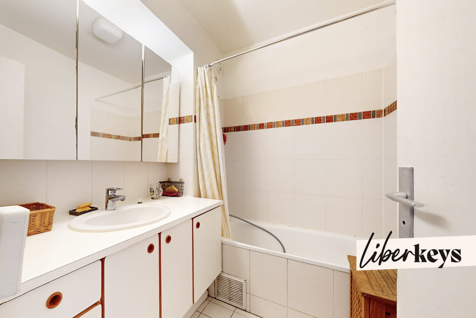 Avant&nbsp;: une salle de bains d&eacute;mod&eacute;e et triste