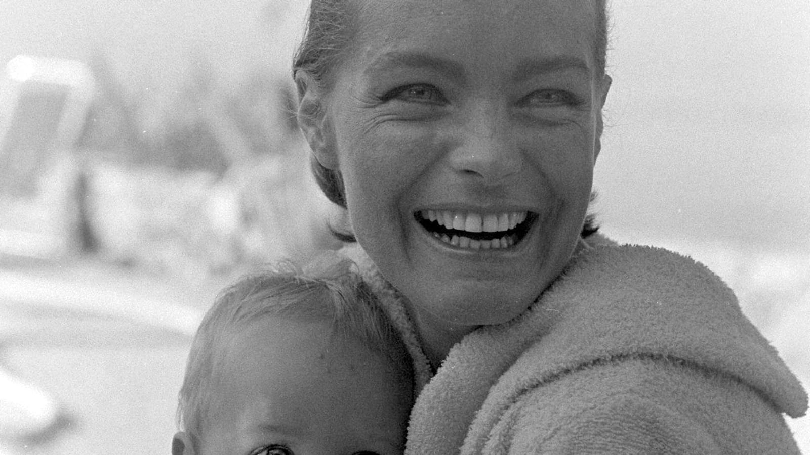 Romy Schneider pose avec son fils David