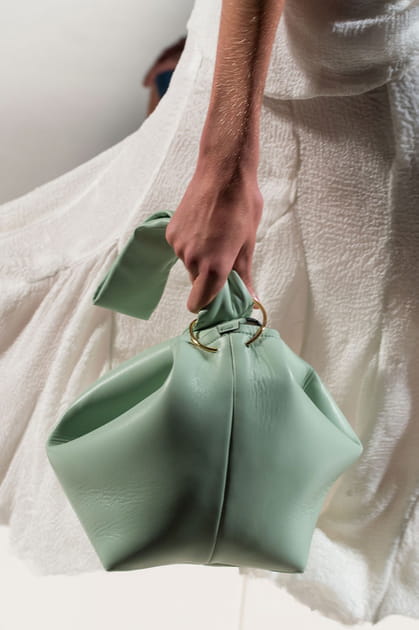 Le sac baluchon du d&eacute;fil&eacute; Victoria Beckham